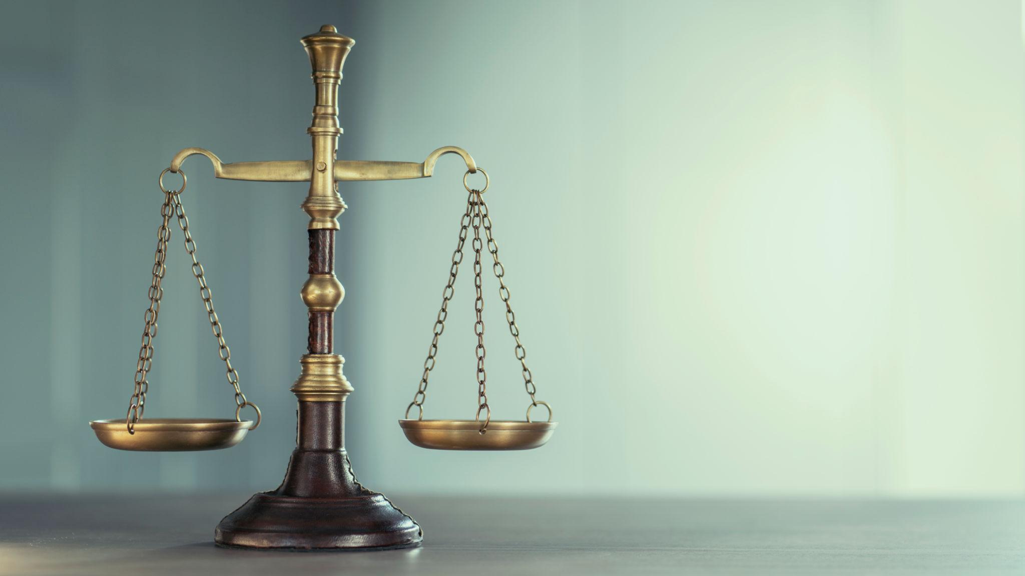 Balança da justiça representando equilíbrio no julgamento administrativo tributário.