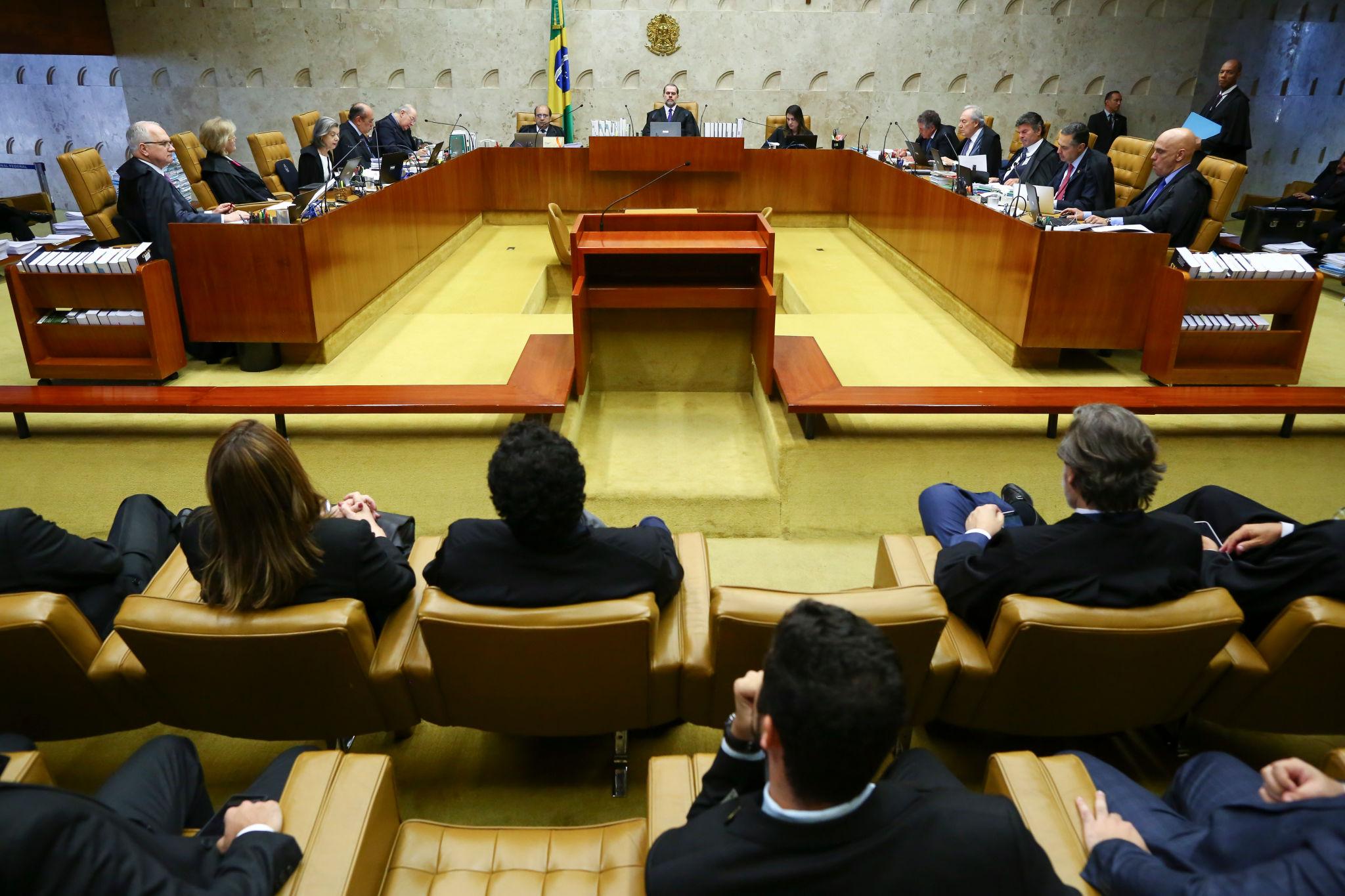 Sessão de julgamento sobre voto de qualidade no contencioso administrativo tributário no Brasil.