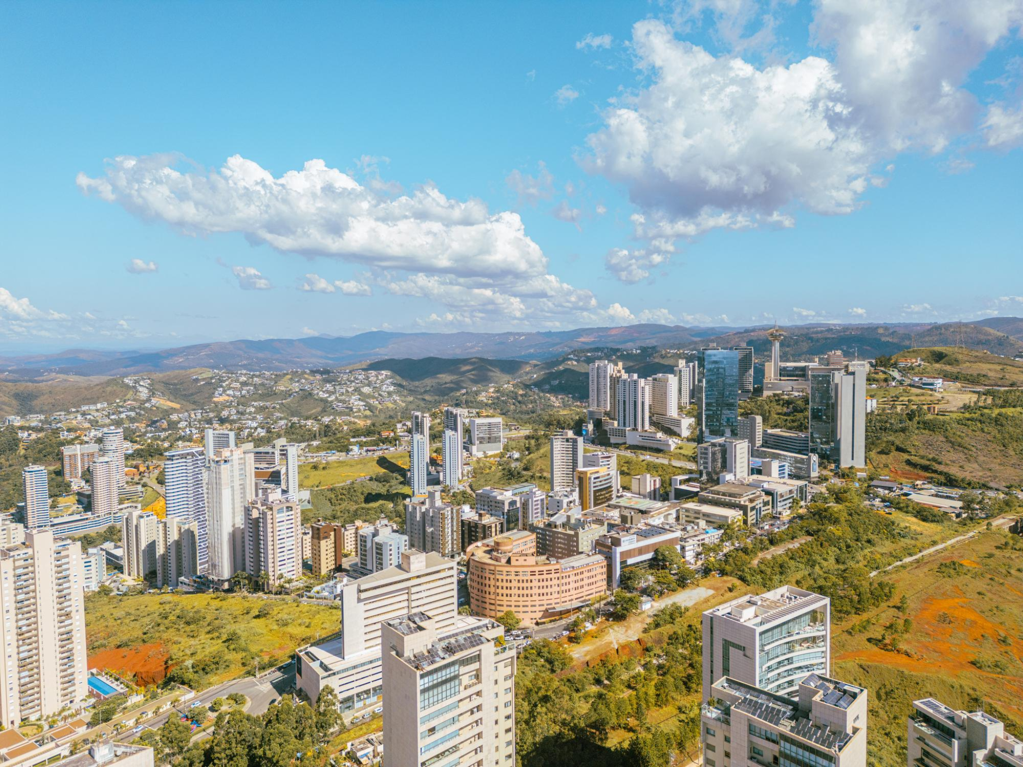 Vista aérea de Belo Horizonte com edifícios corporativos e centro empresarial.